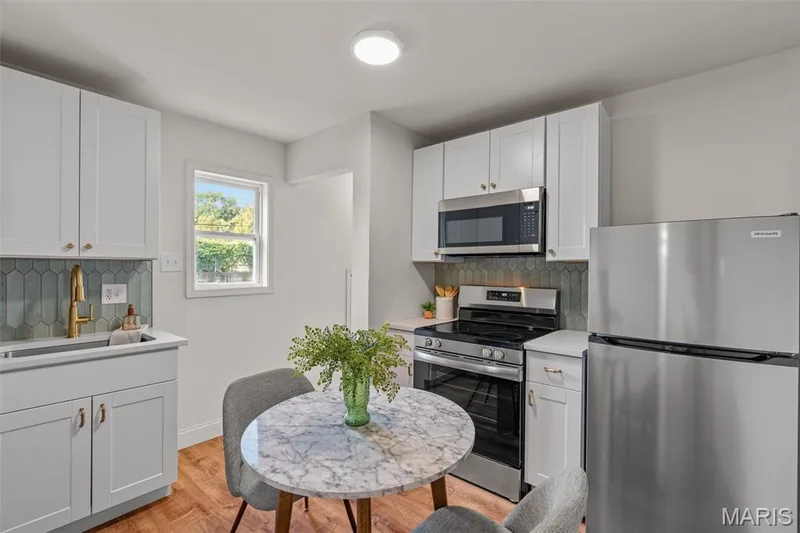 Kitchen — 413 Tower Grove Place, St Charles, MO 63301