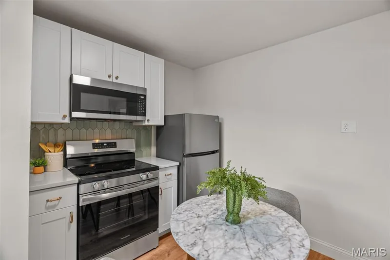Kitchen — 413 Tower Grove Place, St Charles, MO 63301