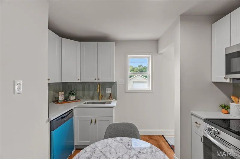 Kitchen — 413 Tower Grove Place, St Charles, MO 63301