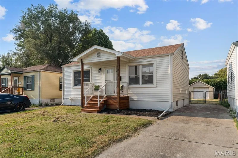 Front of Home and driveway — 413 Tower Grove Place, St Charles, MO 63301