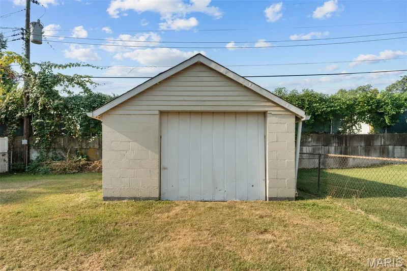 Garage — 413 Tower Grove Place, St Charles, MO 63301