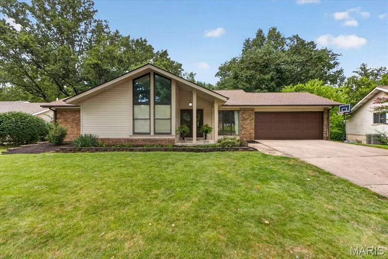 15250 Kingsman Circle, Chesterfield, MO 63017 — listing photo 1 of 55