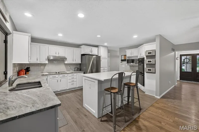 15250 Kingsman Circle, Chesterfield, MO 63017 — listing photo 3 of 55