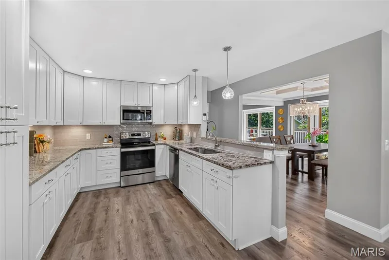 U-shaped kitchen with ceiling height cabinets — 6 Potomac Court, St Charles, MO 63303