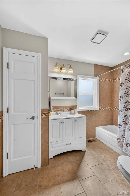 Full bathroom with linen closet — 6 Potomac Court, St Charles, MO 63303