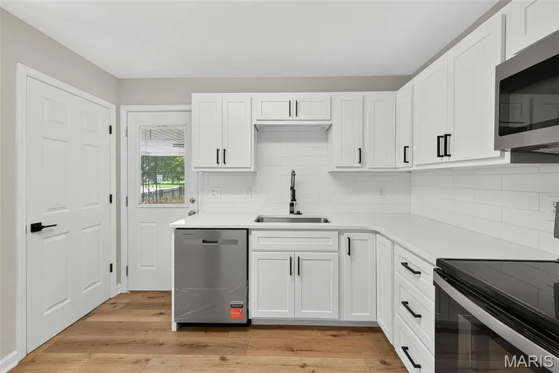 2701 Sibley Street, St Charles, MO 63301 — listing photo 4 of 34