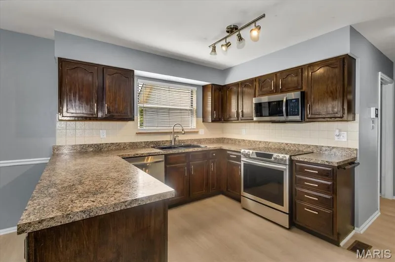 1346 Cherry Glen Court, Chesterfield, MO 63017 — listing photo 14 of 35