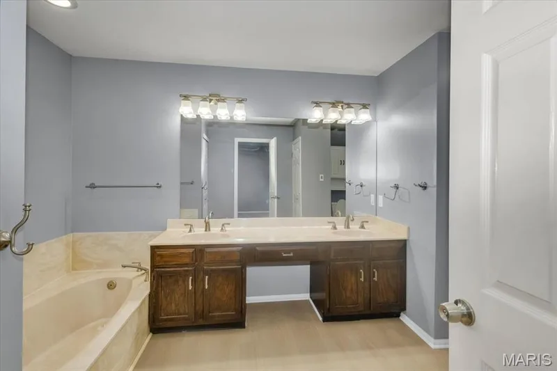 Full bath with LVP plank flooring, separate show and soaking tub. Double vanities. — 1346 Cherry Glen Court, Chesterfield, MO 63017