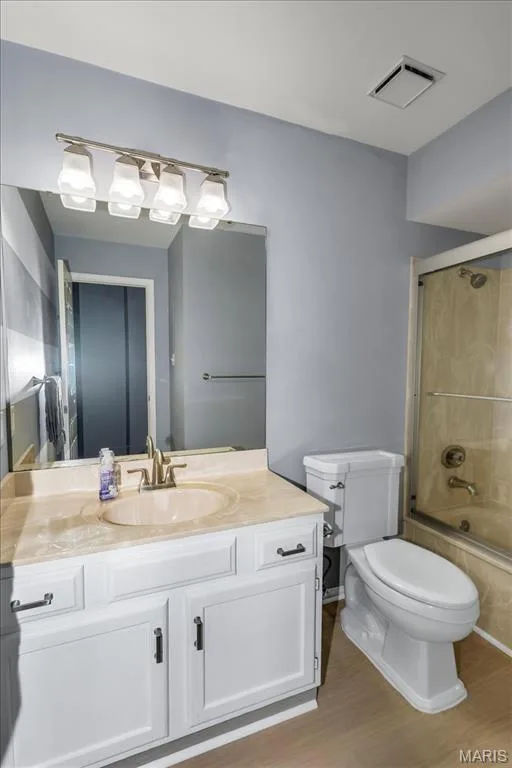 Second full bath with tub/shower combination. LVP plank flooring. — 1346 Cherry Glen Court, Chesterfield, MO 63017