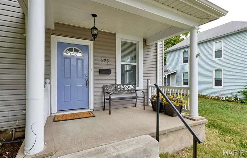 225 Houston Street, St Charles, MO 63301 — listing photo 2 of 34
