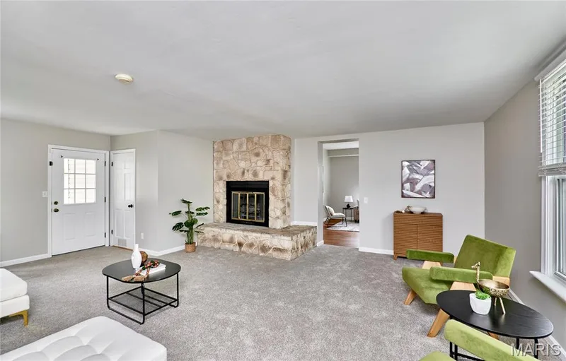 225 Houston Street, St Charles, MO 63301 — listing photo 4 of 34
