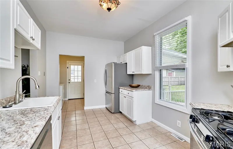 225 Houston Street, St Charles, MO 63301 — listing photo 16 of 34