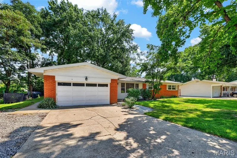 120 S Duchesne Drive, St Charles, MO 63301 — listing photo 2 of 36