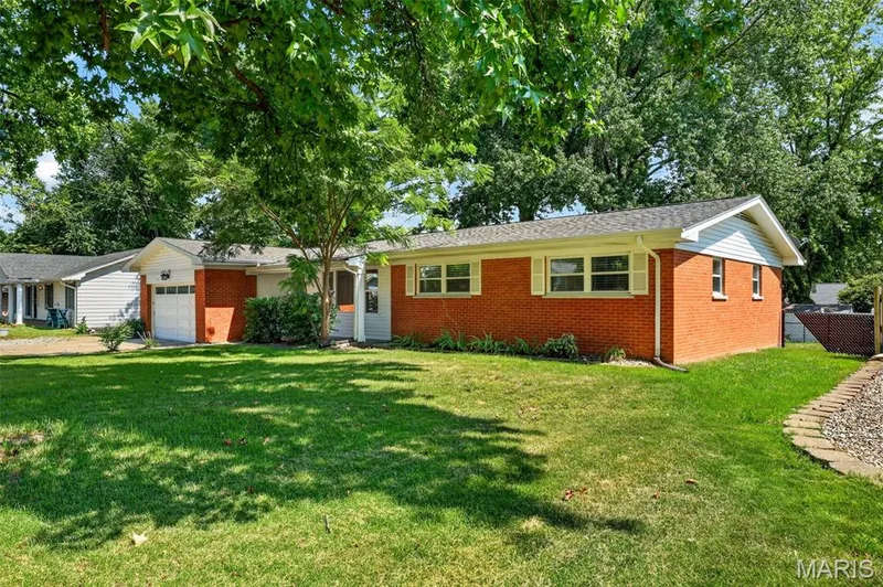 120 S Duchesne Drive, St Charles, MO 63301 — listing photo 3 of 36