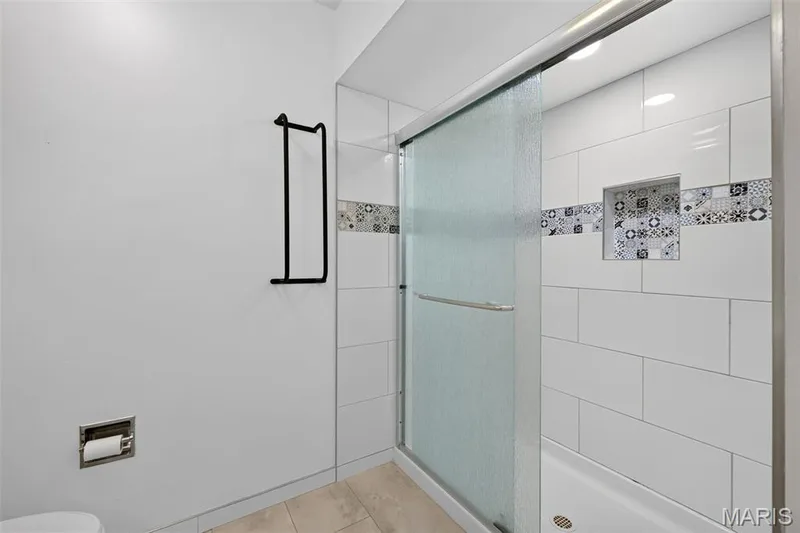 Hall bath oversized shower with decorative tile. — 120 S Duchesne Drive, St Charles, MO 63301