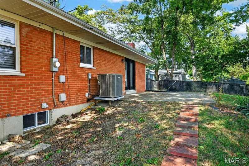120 S Duchesne Drive, St Charles, MO 63301 — listing photo 35 of 36