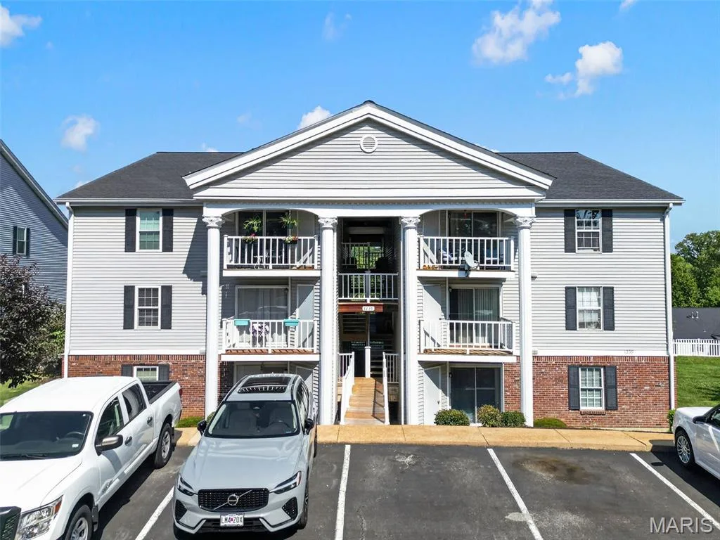 1239 Creve Coeur Crossing Lane #D, Chesterfield, MO 63017 — listing photo 1 of 19