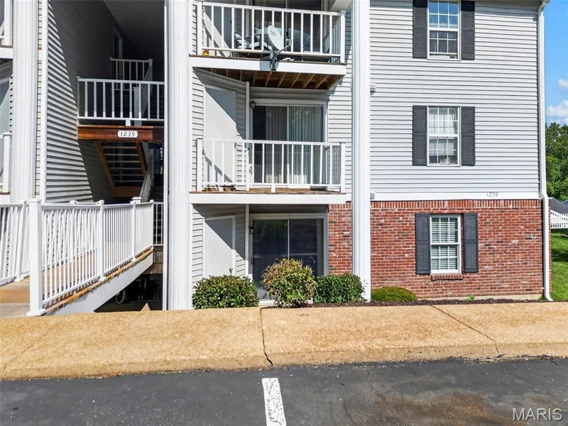 1239 Creve Coeur Crossing Lane #D, Chesterfield, MO 63017 — listing photo 2 of 19