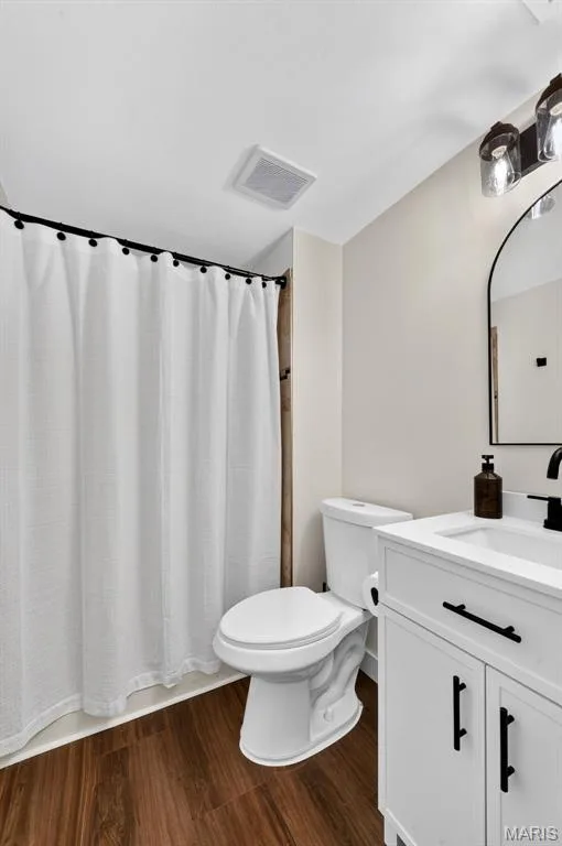 Full bathroom with standing shower. Peek behind the curtain! — 1239 Creve Coeur Crossing Lane #D, Chesterfield, MO 63017