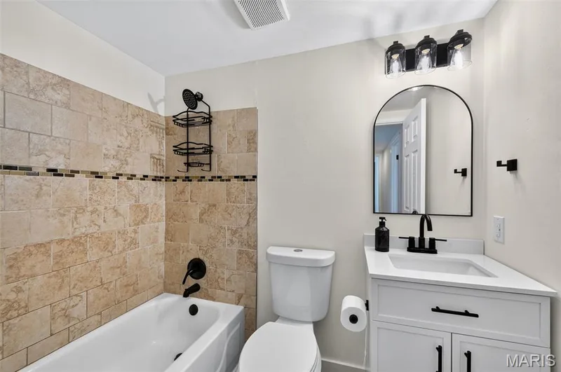 Full bathroom with tub — 1239 Creve Coeur Crossing Lane #D, Chesterfield, MO 63017
