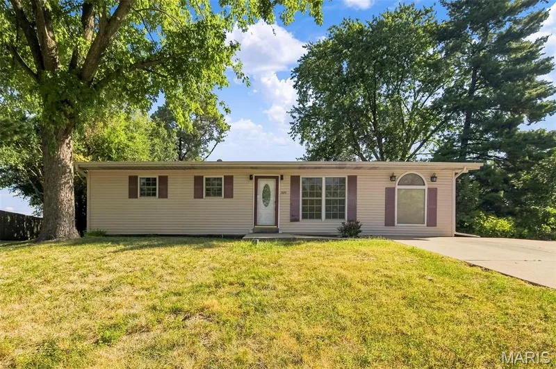 320 View Point Lane, Lake St. Louis, MO 63367 — listing photo 2 of 46
