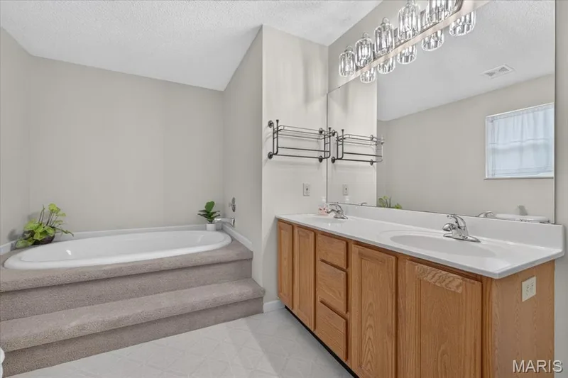 Large tub! — 7159 Heartland Drive, Dardenne Prairie, MO 63368