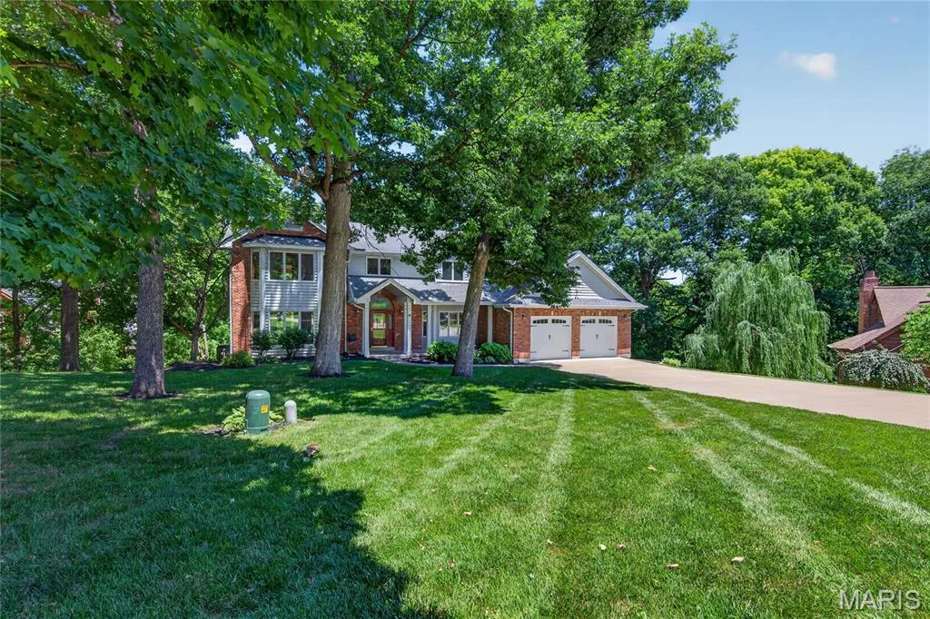 4 Woodford Place, St Charles, MO 63301 — listing photo 1 of 33