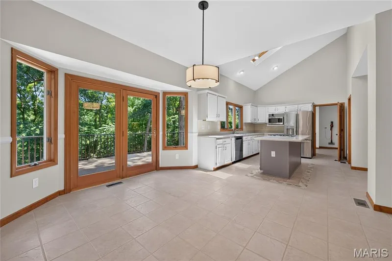 4 Woodford Place, St Charles, MO 63301 — listing photo 8 of 33