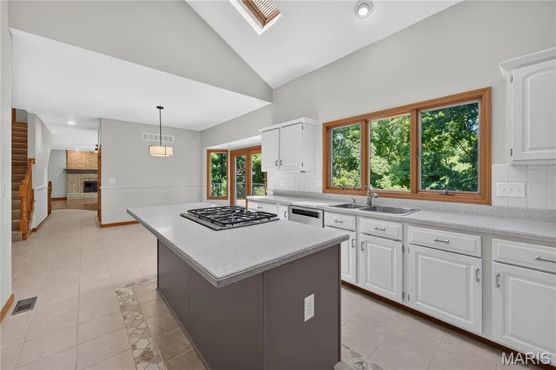 4 Woodford Place, St Charles, MO 63301 — listing photo 10 of 33