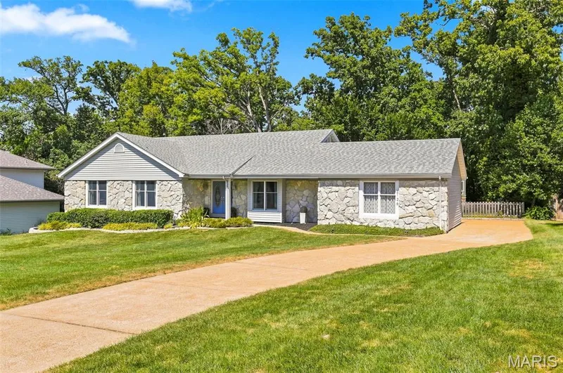2126 Park Forest Drive, Chesterfield, MO 63017 — listing photo 2 of 48