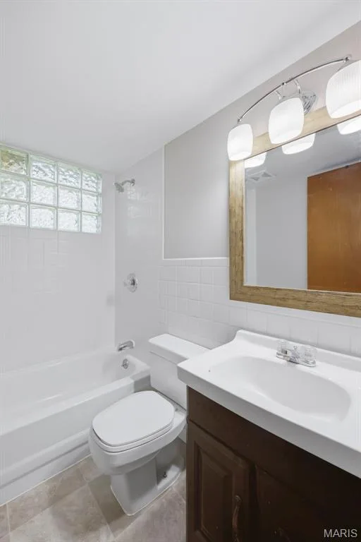 Bathroom with Tub/Shower and Block Window — 3361 Clemens Court, St Charles, MO 63301