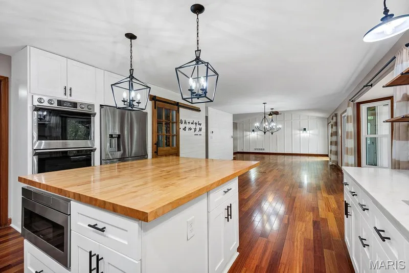 Wall-mounted double ovens & refrigerator stays! — 2 Patrick Lane, Defiance, MO 63341