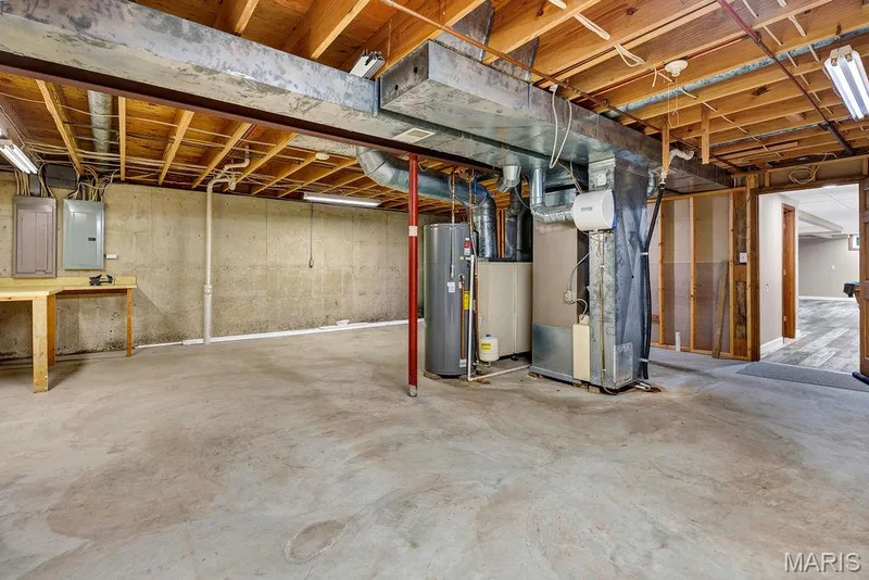 This would be a great workshop area too! — 2 Patrick Lane, Defiance, MO 63341