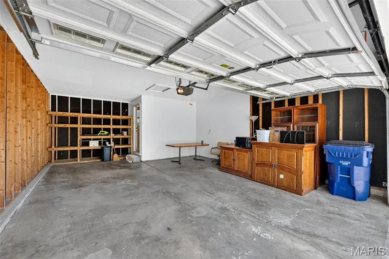 Oversize 2 car garage — 7235 Picasso Drive, Dardenne Prairie, MO 63368