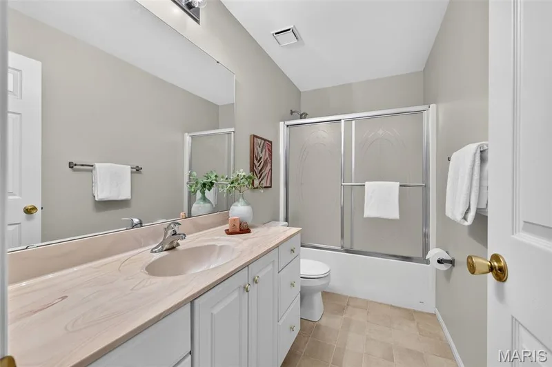 Hall bath — 7235 Picasso Drive, Dardenne Prairie, MO 63368