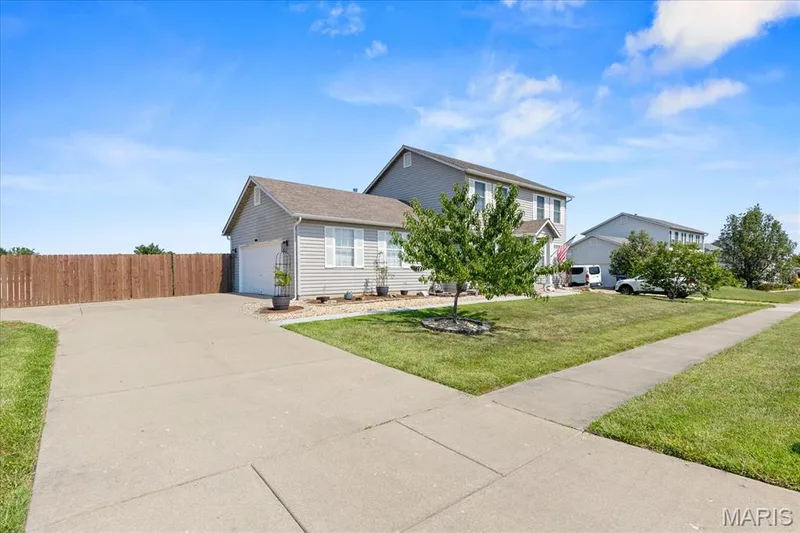 121 Whisper Creek Drive, Wentzville, MO 63385 — listing photo 3 of 39