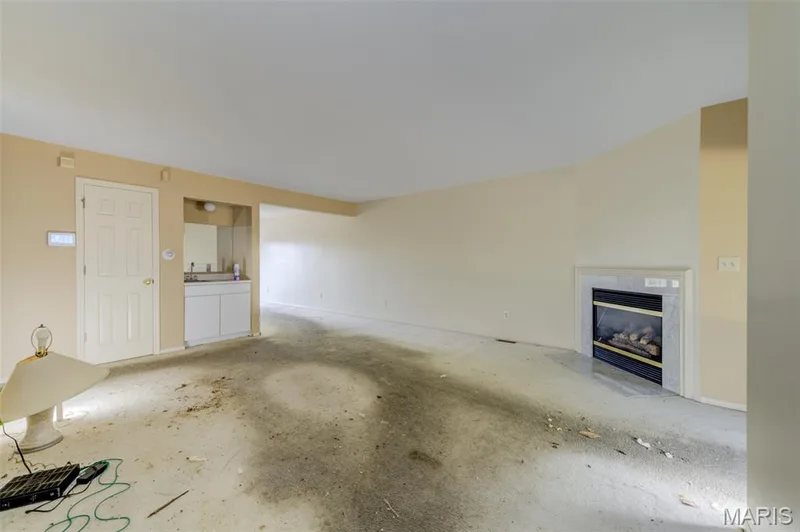 Open floor plan with potential to have beautiful updates — 4306 Sherman Park Drive #10F, St Charles, MO 63303