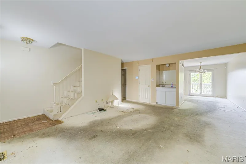 Open floor plan with potential to have beautiful updates — 4306 Sherman Park Drive #10F, St Charles, MO 63303