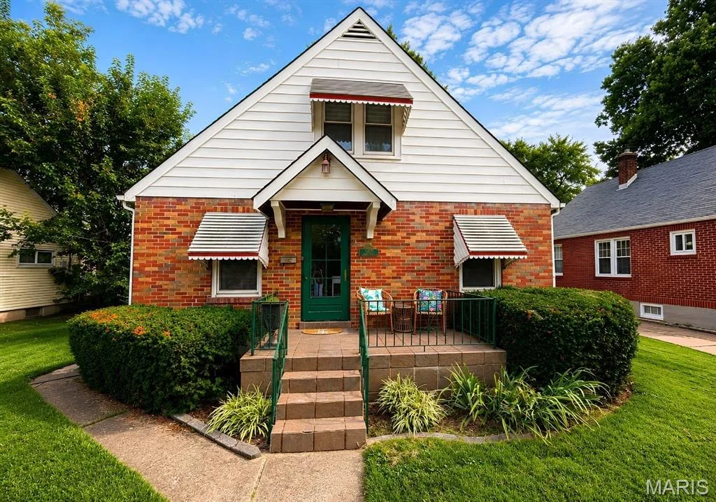 1029 Jackson Street, St Charles, MO 63301 — listing photo 1 of 42