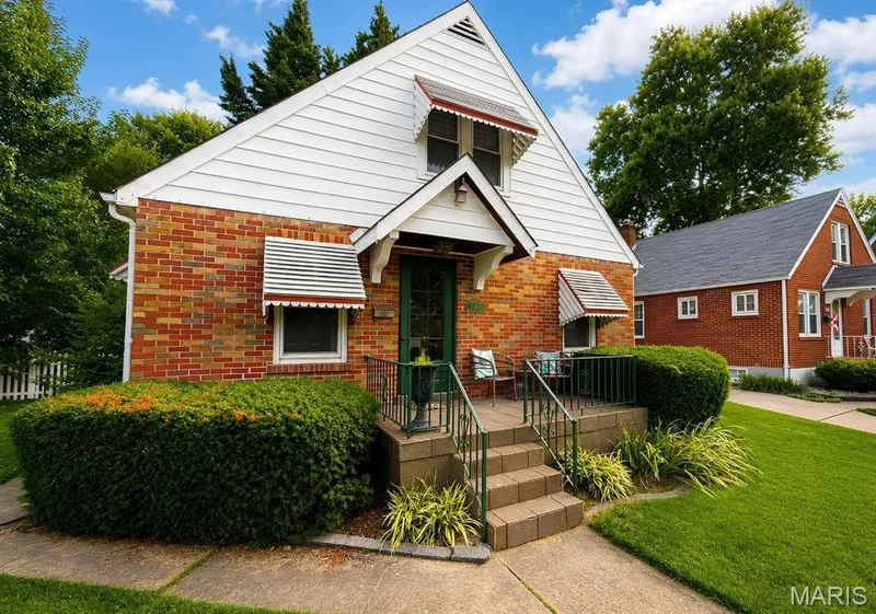 1029 Jackson Street, St Charles, MO 63301 — listing photo 3 of 42