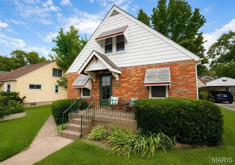 1029 Jackson Street, St Charles, MO 63301 — listing photo 4 of 42