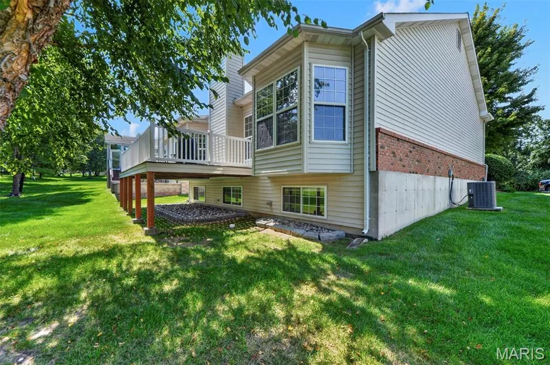 Yes, this is FREE-Standing (No Neighbor Attached!!) — 18 Eagle Bluff Lane, St Charles, MO 63303