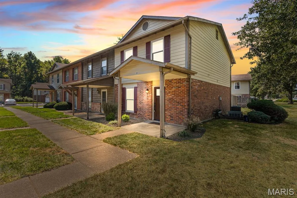 Desirable End Unit features brand new windows & entry doors — 39 Park Charles Boulevard S #D, St Peters, MO 63376