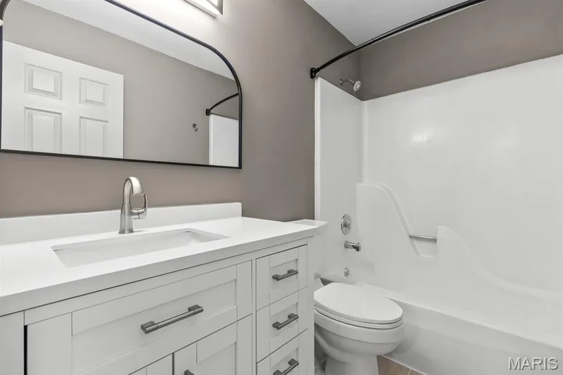 View 2 upper level full bath — 39 Park Charles Boulevard S #D, St Peters, MO 63376