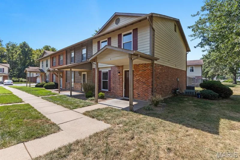 39 D Park Charles Blvd. South beautifully rented from top to bottom — 39 Park Charles Boulevard S #D, St Peters, MO 63376