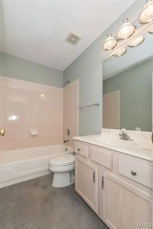 Hall bath — 17027 Old Hollow Drive, Wildwood, MO 63040