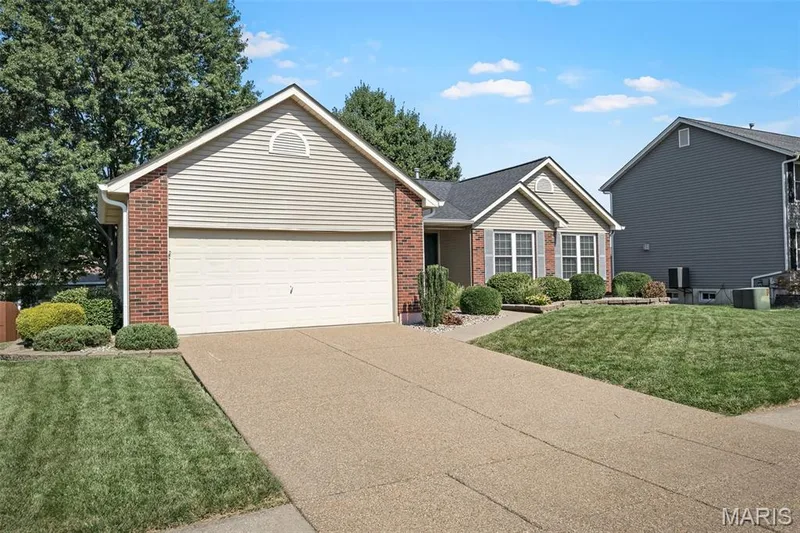1822 Highgrove Drive, O'Fallon, MO 63366 — listing photo 3 of 36