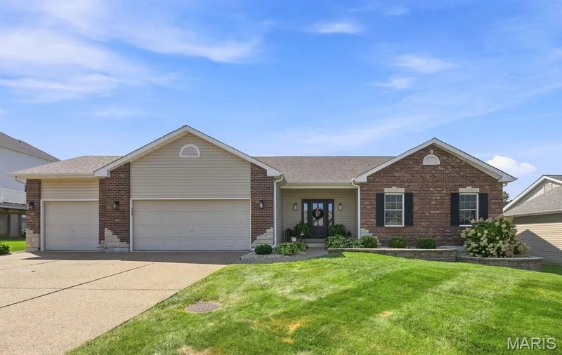348 Fallon Parkway, O'Fallon, MO 63376 — listing photo 1 of 39