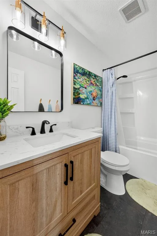 Updated Hall Bathroom with Tub/Shower located on the Upper Level — 1941 Royal Heir Drive, O'Fallon, MO 63366