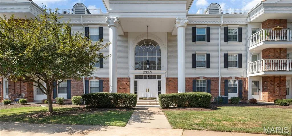 2335 Manor Grove Drive #10, Chesterfield, MO 63017 — listing photo 1 of 36